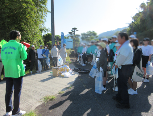 sabajhschool's tweet photo. 本日、地域で行われた佐波川一斉清掃に、本校から５２名のボランティア生徒が参加しました。生徒たちは地域の方々といっしょに河川敷のごみ拾いに一生懸命取り組みました。自分たちの地域を自分たちの手で美しくしようとする姿がとても頼もしく感じられました。みなさん、ありがとうございました！ https://t.co/PjGjkNrYzD