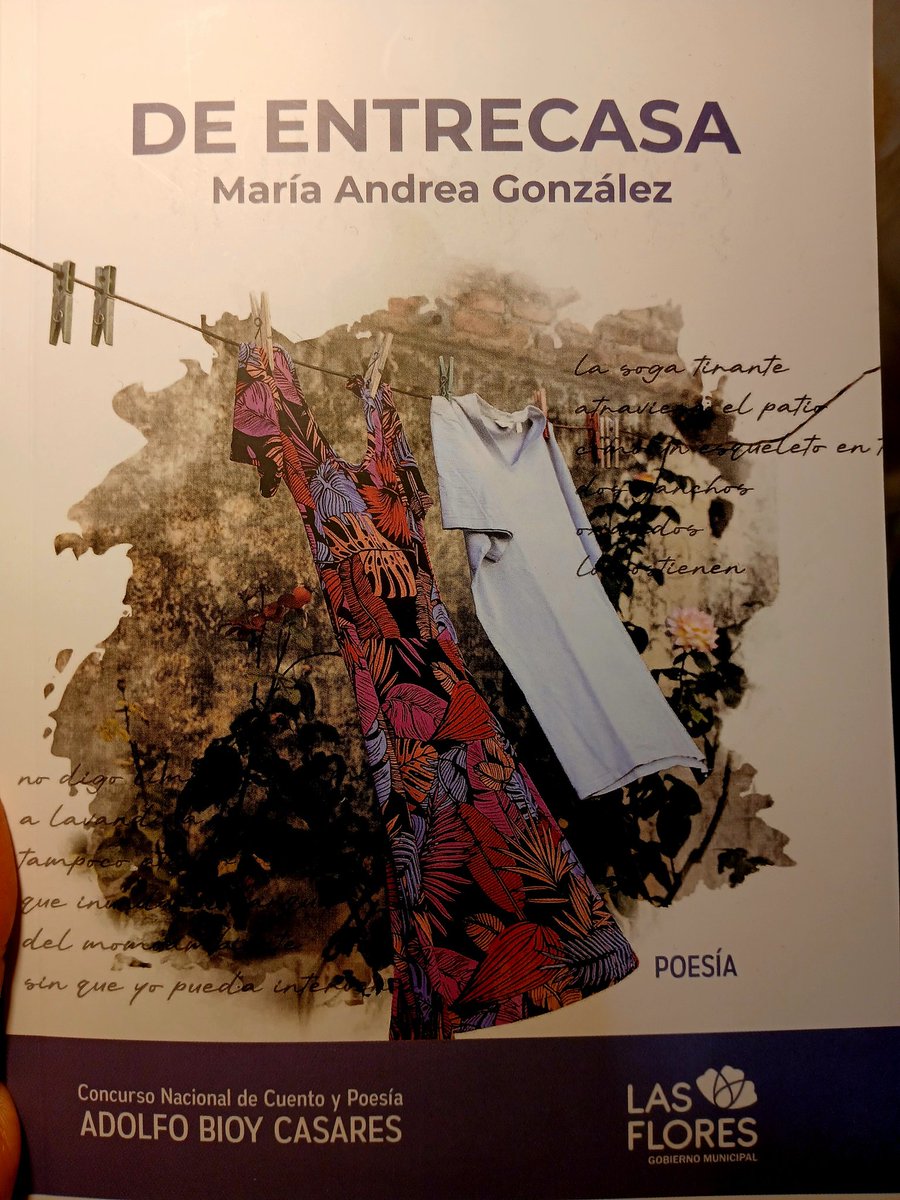 BonnatMariaLau's tweet photo. El jueves compartimos un momento único junto a Amdrea González  y su poesía inmensa. Ella se dice pequeña pero es enorme. De regalo, su último poemario, que es bellisimo por donde lo leas. ¡Gracias por tan grato momento ! 💕 💖
#SalvoElCrepúsculo
#ProgramaRadial https://t.co/w1lOdsJmzZ