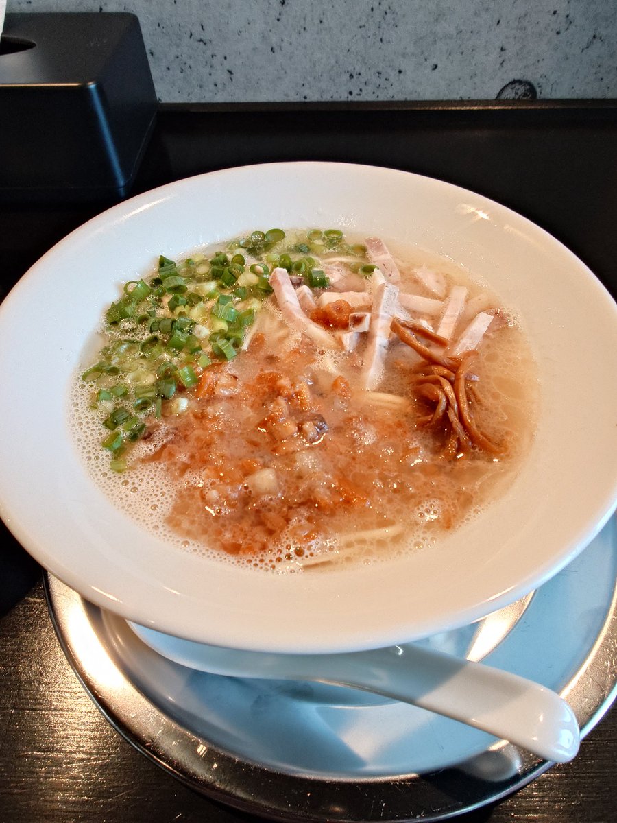 NineStar18's tweet photo. 静岡西焼津🍜ラーメン樽

限定　あぶちゃん塩豚
旨味塩味と肉カスが心地よいバランスの限定麺🤤以前の優しい豚骨を思い出す一杯🍜
前回食べたあぶちゃんも📷️

#ラーメン樽　#あぶちゃん塩豚 https://t.co/YhbgsXMu5U