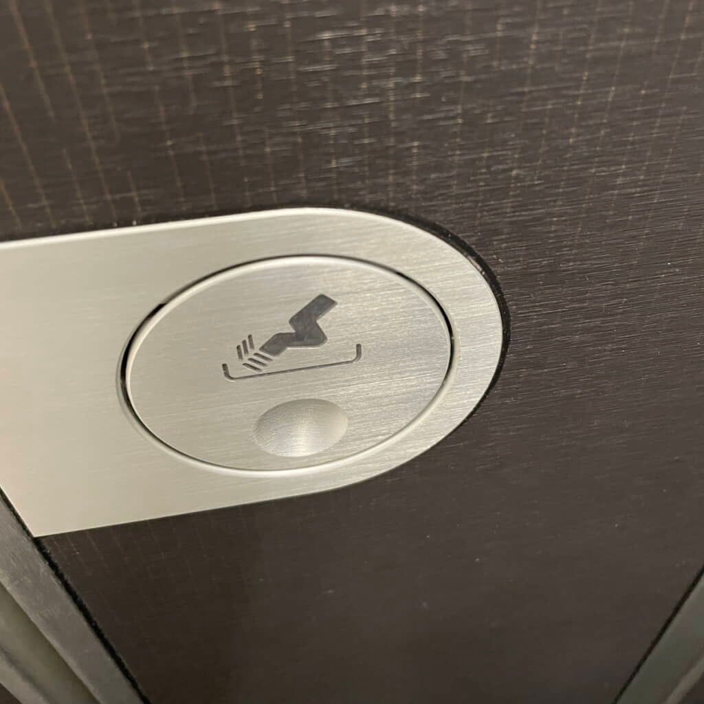 禁煙」なのに灰皿がある理由は？ 「なぜこんな設備が」飛行機の化粧室