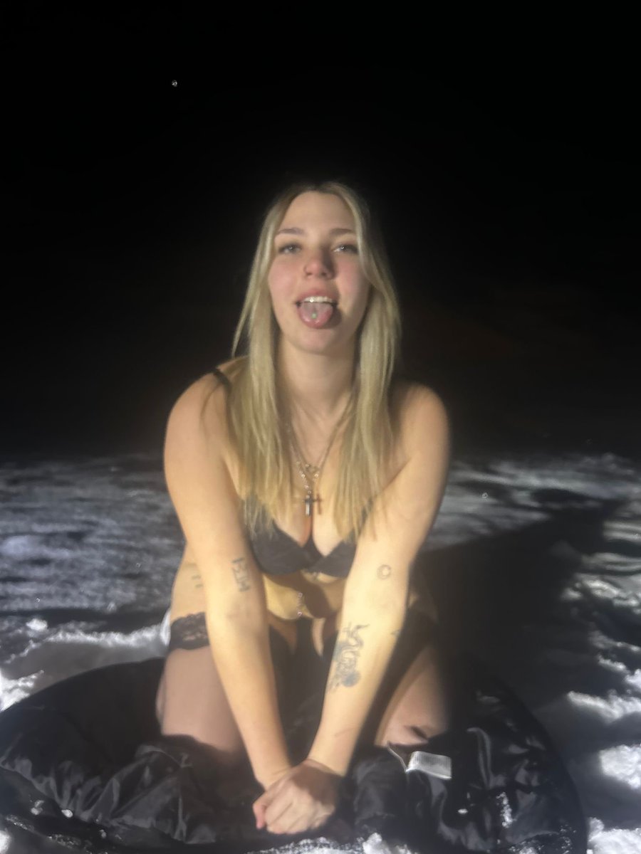 ChloeDevereauxx's tweet photo. Canadian girls don’t get coldddddd xx💗🇨🇦 I’m totally kidding that is total bs I froze my pussy lips off for this 🥲🫶🏻 #canadian #nsfw #outdoors #nsfwtwt #countrygirl https://t.co/a1M8gdpC47