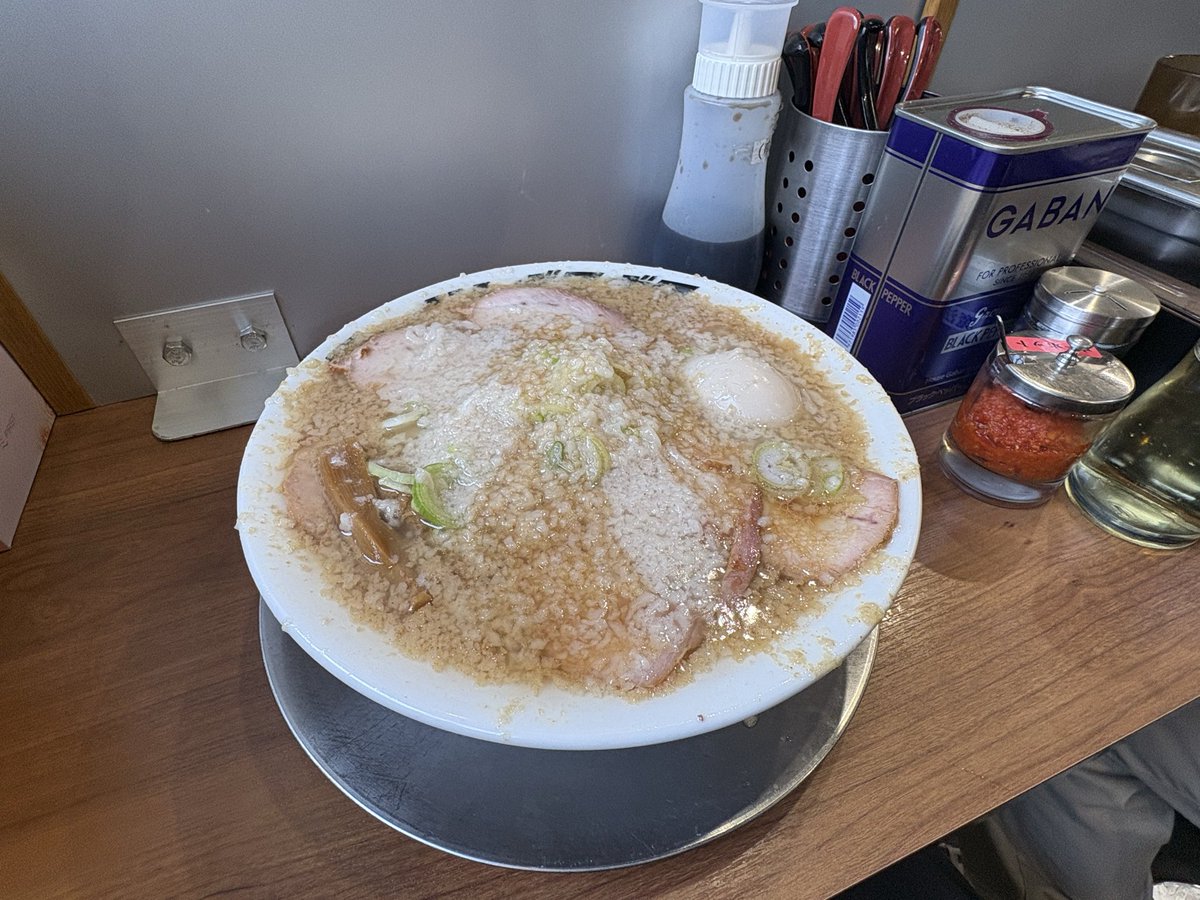 Gamer_kuriper's tweet photo. 仕事仲間と二郎系食べてきた〜
結構あっさりした味で食べやすかった
背脂の量選べたから多めにしたらすんごいの来た(○ﾟ∀ﾟ)ｶﾞﾊ
また来たいと思ったが5月末で営業停止で悲し
「ラーメン ギタギタ」 https://t.co/IyaUMBLOu8