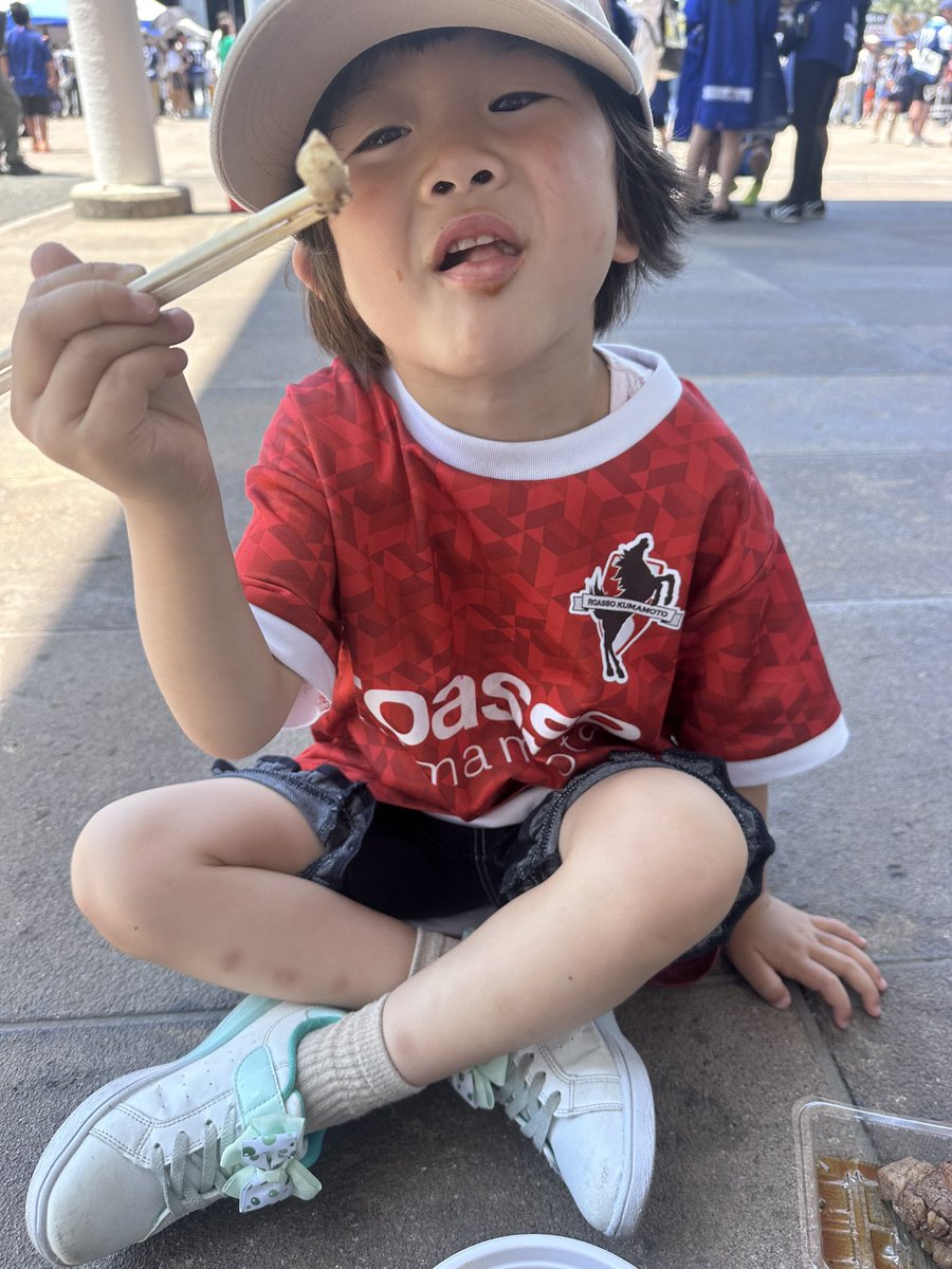 emick33193480's tweet photo. おじさんみたいな4歳児！
お肉食べて応援頑張ります📣
#ロアッソ熊本 https://t.co/47X0jK4aes