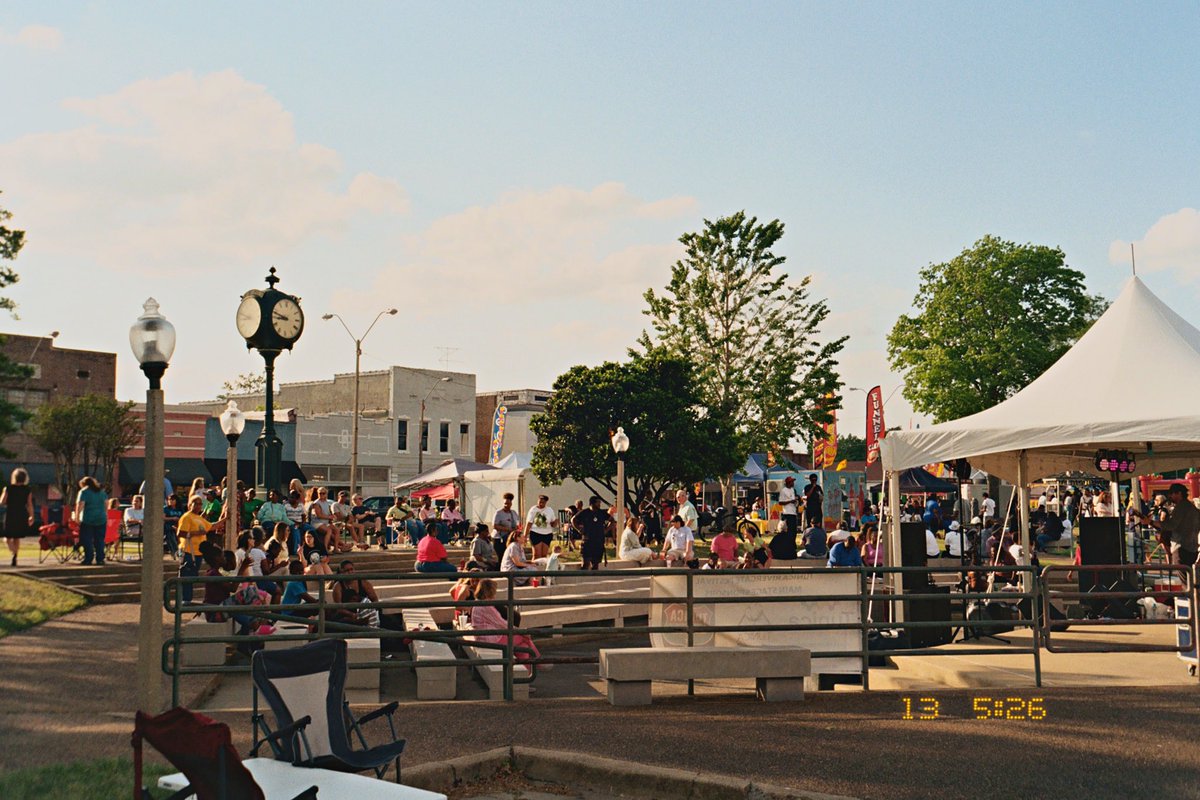 hollaa_backk's tweet photo. Crawfish Alley on film 

Mississippi you’re perfect 🦞 https://t.co/JiMZRyoa6n