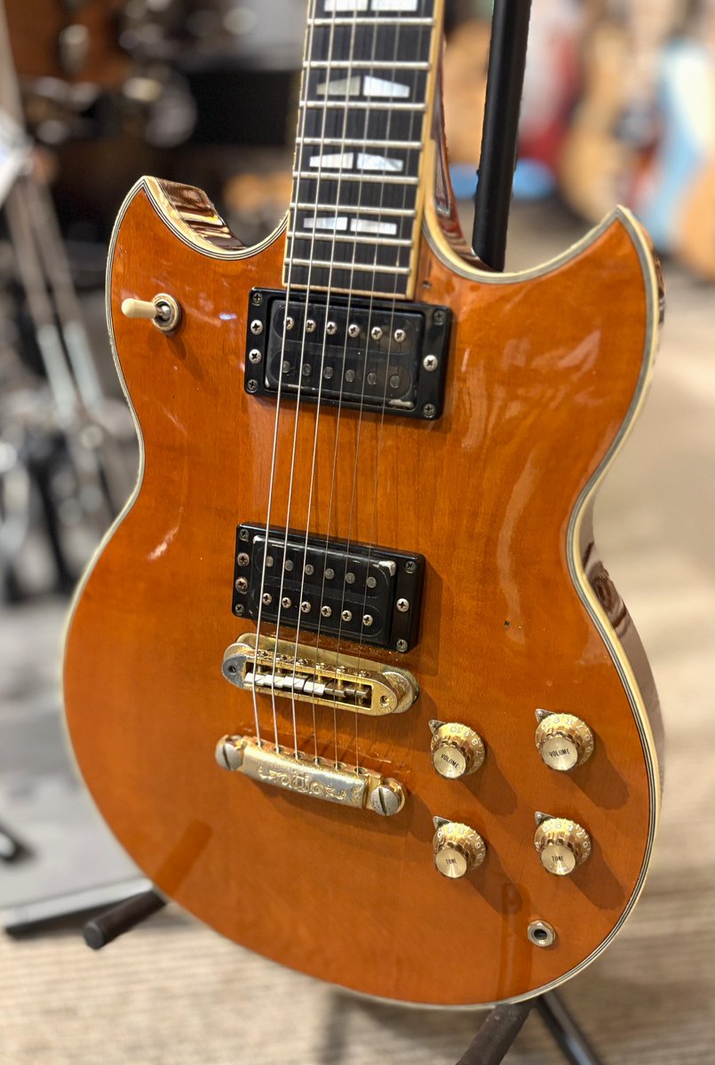 2FSoundhunter's tweet photo. YAMAHAの名機 SG-2000が入荷。SGシリーズのフラッグシップモデルとして1976年に発売されました。本機はピックアップデイトから1997年製。カラーは175カラーにきれいにリフィニッシュされているようです。約50年前のモデルとは思えないすばらしいコンディション。#YAMAHA #SG2000 https://t.co/0wxrg1Dlwb