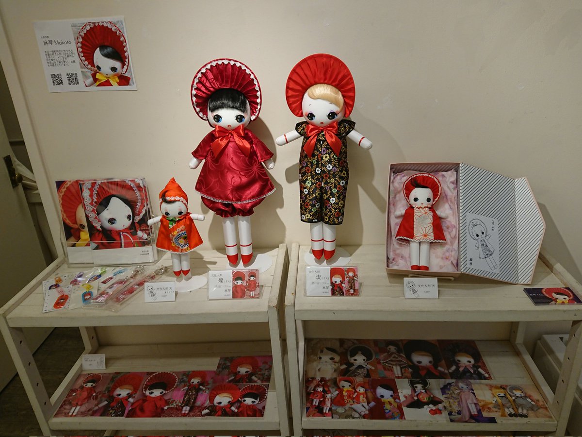 chiyonabe2525's tweet photo. ＊Girl meets Girl ユメミルユメコ＊
京橋メゾン・ド・ネコさんでの展示は本日2日目です。

このような展示となりました。
写真は搬入時のもので、配置など変わっている可能性がございます。
私の作品は全て展示・販売となっております。メインの作品は郵送ですが、その他の作品はお持ち帰り頂けます。 https://t.co/xreYwG9YOK
