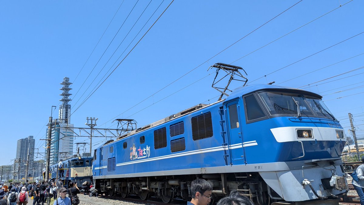 healagi's tweet photo. さらに静岡貨物駅も見学。電気機関車のEF64とEF210を間近で見られた。64の方にはヘッドマークも掲げられてた https://t.co/6rt6J4WpoU
