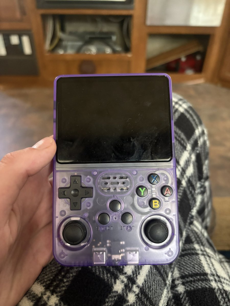MaskedGamer49's tweet photo. Do you know what I play when I get bored?

I play an emulator console that my biological father got me for last Christmas and it still works perfect. ^^ https://t.co/7RDDHWgq4Q