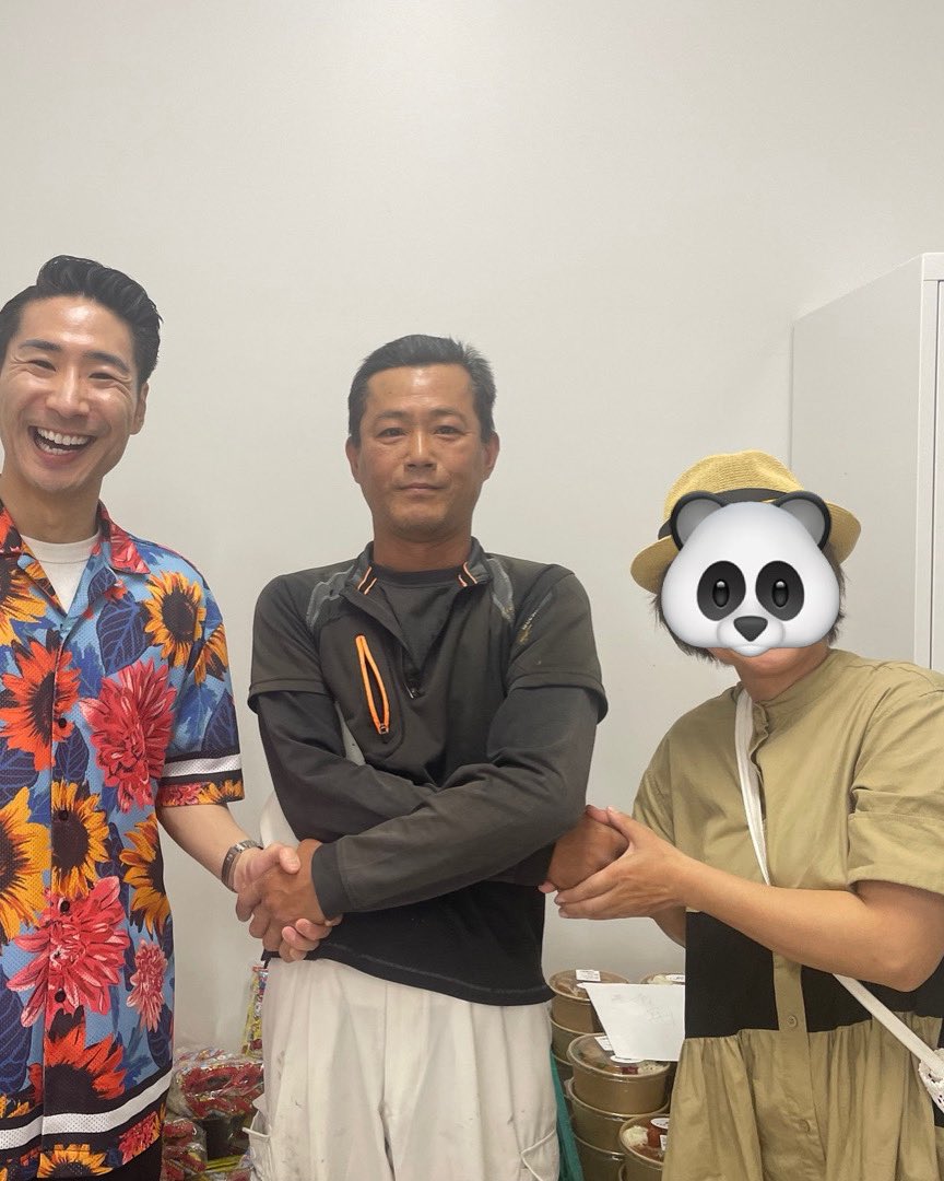 shunta0607's tweet photo. 朝から団地の清掃で「草刈正雄」をして
えもっちゃんの「重大発表」を聞きに🚗🚗

着いたら　もぉ発表後だった😭😭

ふじこさんに「初めまして？」な挨拶をして
えもっちゃんの「重大発表記念」に３人で記念撮影を🏠🏠

えもっちゃん　毎年忙しい中　���影に応じて頂きありがとうございます😊

#ゴッチ https://t.co/nS7s7l3jeW