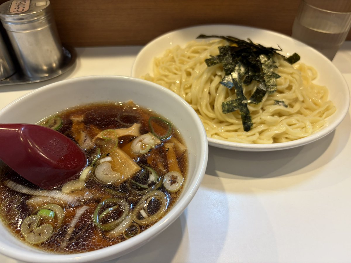 jamphopstop's tweet photo. らあめんほりうち新橋店
ざるらあめん
950円

新橋でほりうちを見かけて入店。新宿と比べてスープが薄くて具が少ないです。次食べる時は新宿店（本店）かな。
#ラーメン 
#つけ麺 https://t.co/dUWdrNOFuO