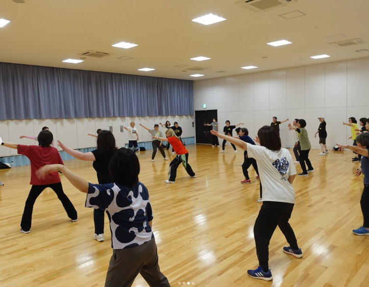 ChuoGym's tweet photo. 【スポーツ教室参加者募集】
申込期間：5/15（金）～31（日）
◆小学生ダンス教室
日時：6/26（金）～8/21（金）※8/14除く17:30～18:30
料金：6,000円
◆ZUMBA®②
日時：6/26（金）～8/21（金）※8/14除く19:00～20:00
料金：6,400円

詳細・お申し込みはこちらから↓↓
https://t.co/E4nHtcCD5g https://t.co/IiH4ZUQOGF