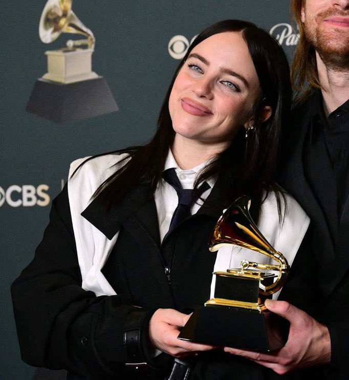 InfoBillieBR's tweet photo. Vencedor de um Grammy de “Canção do Ano”, o álbum “HIT ME HARD AND SOFT”, de Billie Eilish, está completando dois anos na data de hoje. 💙 https://t.co/HOhGUpbmey