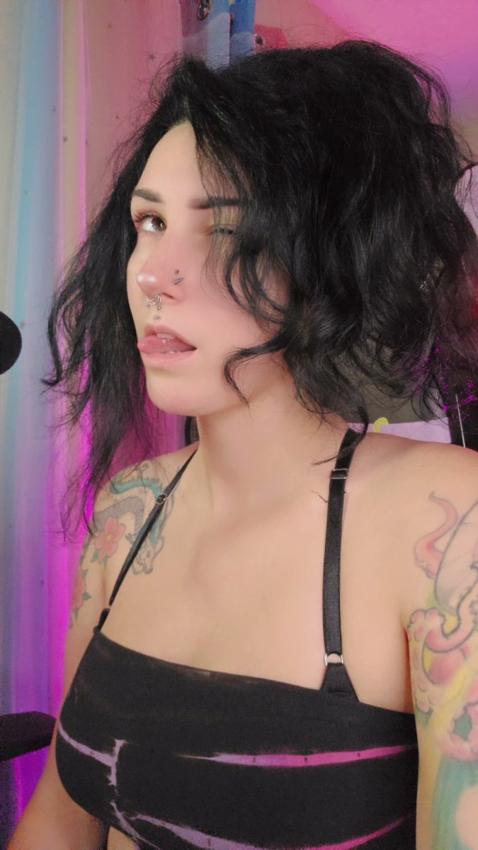 EmeryFennec's tweet photo. Beach day messy hair but im live at https://t.co/ai660urBQt! https://t.co/r8oUCNxQl4