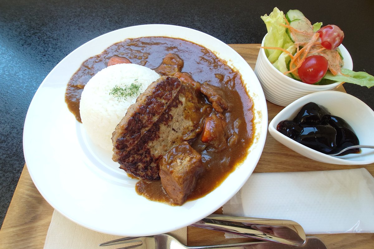 ysyktzk's tweet photo. 夢にまで見た浜通りライフ 通算67日目
きょうのお昼ごはんはSLOW DAYS Cafe(いわき市久之浜)のハンバーグカレープレート
何やら忙しそう…
#ランチ #お昼ごはん #昼食 #昼めし #カレーライス #福島 #fukushima #いわき #久之浜 #久ノ浜 #スロデ #SDCafe https://t.co/cFW6l1ODYh