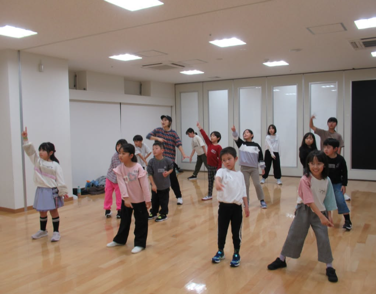 ChuoGym's tweet photo. 【スポーツ教室参加者募集】
申込期間：5/15（金）～31（日）
◆小学生ダンス教室
日時：6/26（金）～8/21（金）※8/14除く17:30～18:30
料金：6,000円
◆ZUMBA®②
日時：6/26（金）～8/21（金）※8/14除く19:00～20:00
料金：6,400円

詳細・お申し込みはこちらから↓↓
https://t.co/E4nHtcCD5g https://t.co/IiH4ZUQOGF