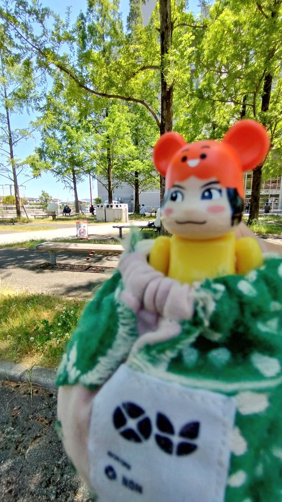 potechiemperor's tweet photo. 木漏れ日ワルイちゃん🌿
今日は自動車免許証更新
状況終了🫡
試験���のベンチでひとやすみ
#OUIOU
#のん #能年玲奈 https://t.co/bHZXGTrszm