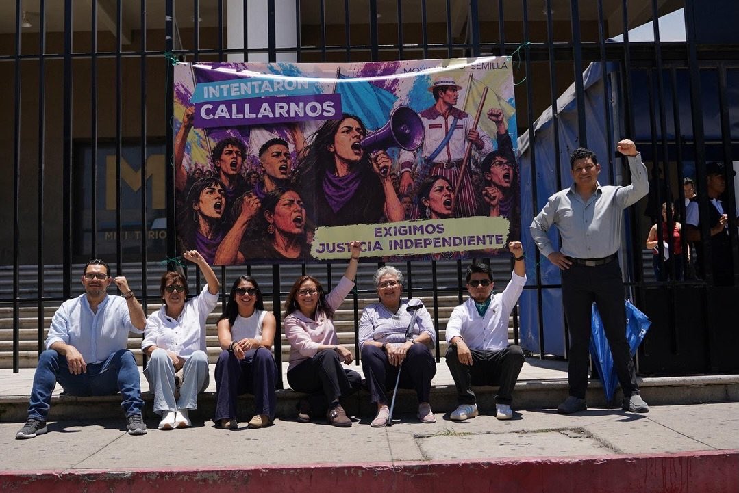 RafaelCarrerra's tweet photo. La Casa de Chocobananos presente, plazas fantasmas presentes y 8 × Q66,000.00 = Q528,000.00 mensuales de nuestros impuestos, presentes. 

¿De qué sirven estos fraudulentos de mierda? https://t.co/uu01MHlno4