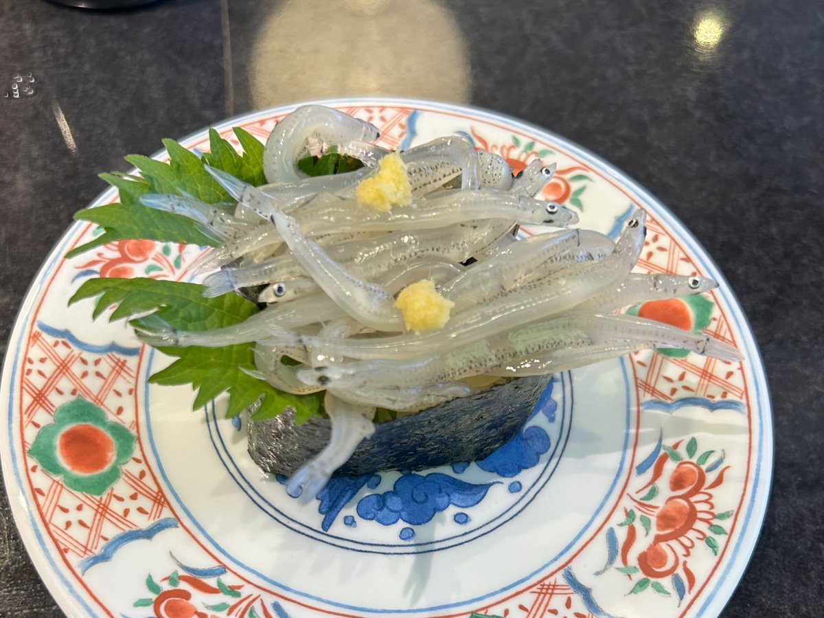 diamond_fc's tweet photo. 今週末は東京〜青森〜沼津〜岐阜と大移動中。行程中の食事の一部

○八戸「ととや烏賊煎」スルメイカとヤリイカの食べ比べ他いろいろ
○六ヶ所村「文化食堂」海草ラーメンとイカの沖漬けのルイベ
○八色センター「八色市場寿司」にて白魚、カワハギなど
○沼津「にし与」あじたたき丼とアジフライ

※常時レーン上でネタが回ってる回転寿司屋を久しぶりに見た気がする

#ととや烏賊煎
#文化食堂
#八色センター
#沼津にし与