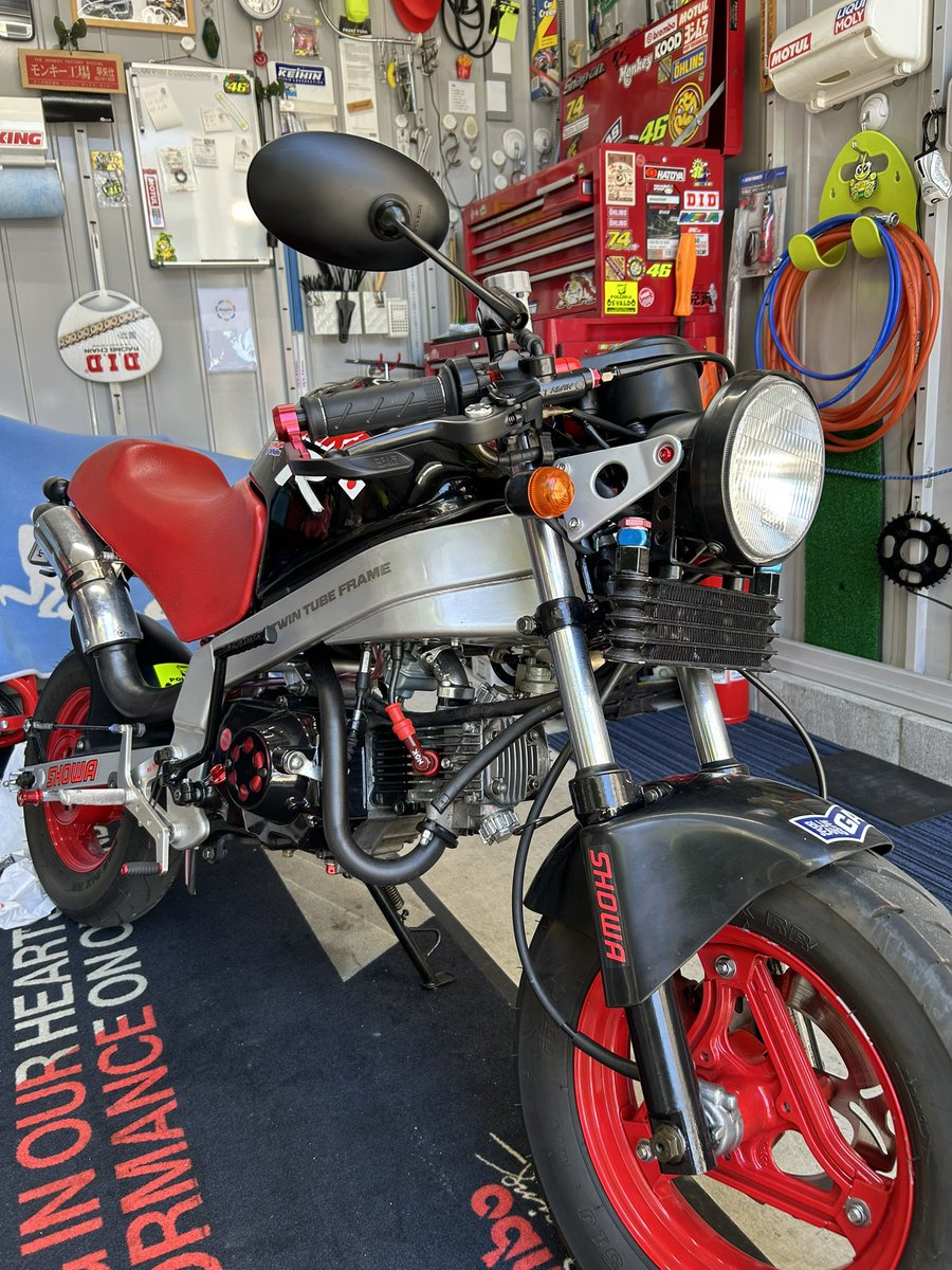 takayan4674's tweet photo. 今日は4号機のオイルクーラー仮組
モンキーRは付けられることがあまりない感じで、ここしかないかなあ🤔
軽く塗ってホースと取り出し口手配するか
#モンキーR #モンキー https://t.co/vqbsUIEF5G