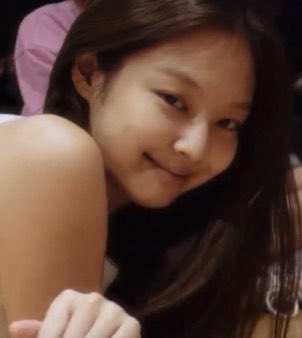 WOLFlEJEN's tweet photo. haters want to convince the world Jennie’s ugly when she look like this with very light make up and even bareface? well theyre haters for a reason… https://t.co/obCSCCkyeh