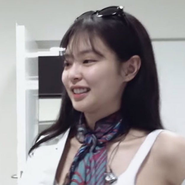 WOLFlEJEN's tweet photo. haters want to convince the world Jennie’s ugly when she look like this with very light make up and even bareface? well theyre haters for a reason… https://t.co/obCSCCkyeh