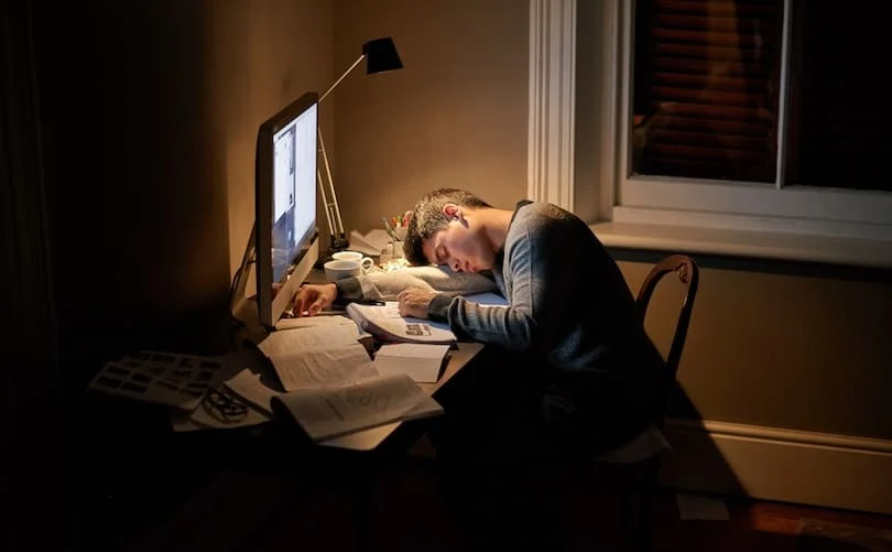 Unisleep's tweet photo. ¿Sabias que?... Muchos estudiantes se quedan despiertos toda la noche antes de un examen para repasar. Gran error. 
Pasar 24 horas sin dormir reduce la agudeza mental al mismo nivel que tener un 0.10% de alcohol en la sangre (lo cual supera el límite legal para conducir). https://t.co/Cr8ND9hyvh