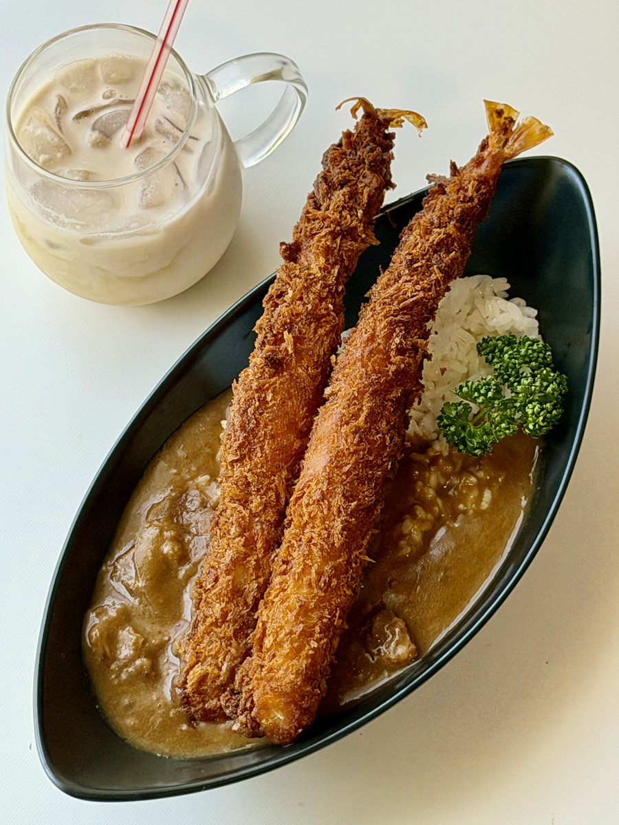 今日はお休みだからジャンボ海老フライカレーとピーチラテのお昼ごはん