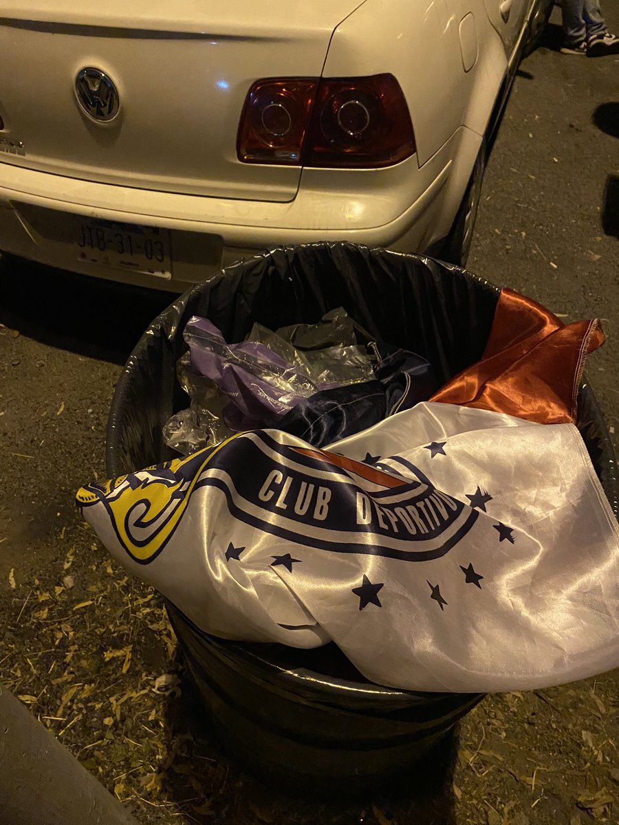 diegoaefe's tweet photo. Gracias por limpiarnos el estadio, dejen la basura en su lugar y váyanse a chingar su madre. https://t.co/Rs6DUr3LrH