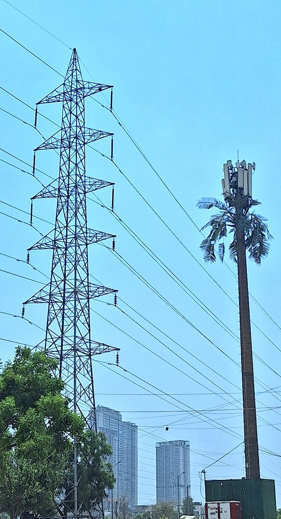 ransomredrum's tweet photo. the artificial artificial 👍🏻
and
the naturally artificial 🤣

Kudos to the inventors of 'mated-with-nature' telecom tower
Perfect harmony 🤐🤐

#IndiaIsNotForBeginners 
#GoodMorningXFam 
#SatireSunday https://t.co/JbAyPoMEcT