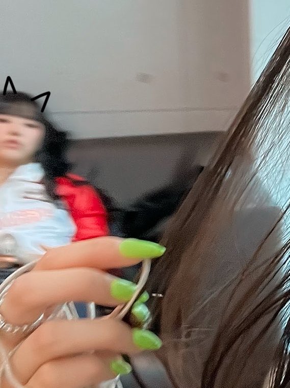 hpprncess's tweet photo. ysy and doi putting cat ears on eachother in the background of their selcas 😭🫶 https://t.co/uMYKXZtOjs