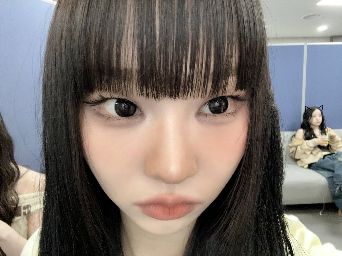 hpprncess's tweet photo. ysy and doi putting cat ears on eachother in the background of their selcas 😭🫶 https://t.co/uMYKXZtOjs