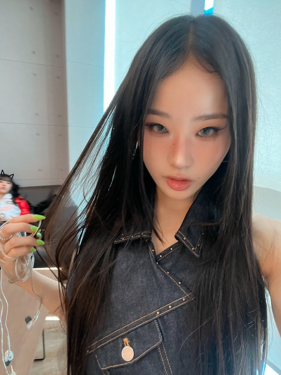 hpprncess's tweet photo. ysy and doi putting cat ears on eachother in the background of their selcas 😭🫶 https://t.co/uMYKXZtOjs