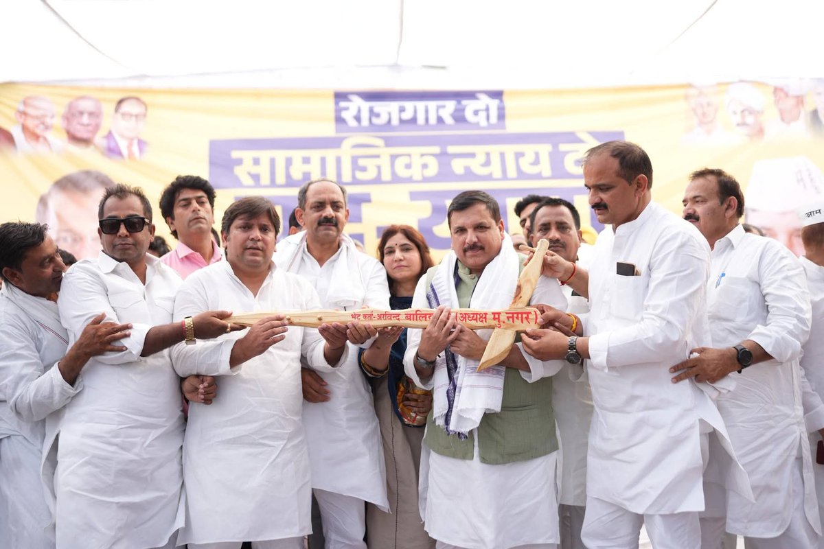 PankajSinghAAP's tweet photo. आम आदमी पार्टी  के वरिष्ठ नेता एवं राज्यसभा सांसद आदरणीय @SanjayAzadSln जी के नेतृत्व में 'रोजगार दो-सामाजिक न्याय दो' पदयात्रा के 5वें चरण की शानदार शुरुआत मेरठ से की गई! https://t.co/YaRgxA0pUj
