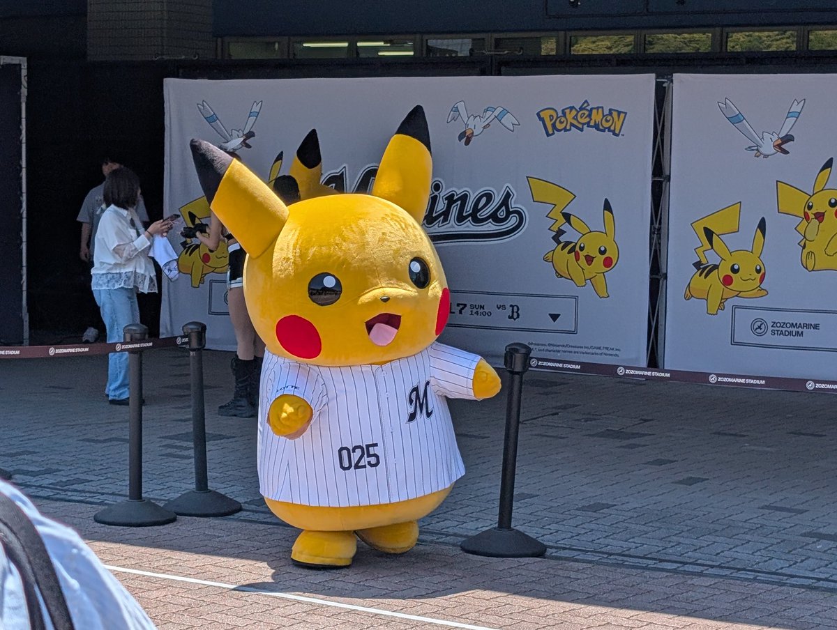 226064pp's tweet photo. 海浜幕張エグい
にじさんじ、アイマス、ロリックスのファンで渋滞してるわ https://t.co/O0622zx1px