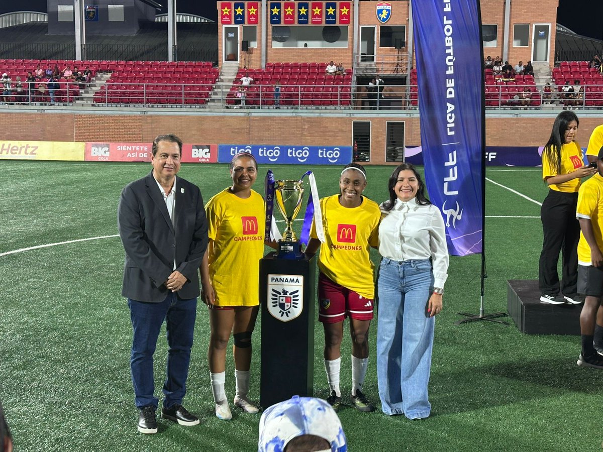 FernandoArce931's tweet photo. Super final de la Liga de futbol femenino de la @fepafut donde Chorrillo FC vence 3 a 0 al Club Santa Fe https://t.co/2rD569rYHk