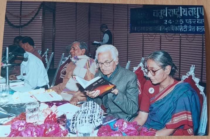 AnuragC1106's tweet photo. तीन तिलंगे की तर्ज पर तीन तिलचट्टे! आर टी आई कार्यकर्ता अरुणा राय, कवि नंद चतुर्वेदी और कुजात लोहियावादी किशन पटनायक! यह तस्वीर उदयपुर के पास भीम की है! https://t.co/o5LkWIo9mu