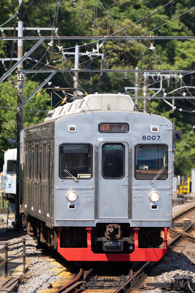 emu3000_1's tweet photo. 20260517　伊豆急8000
A6の白スカートにも驚きましたが、こちらにもビックリ。

赤帯貼る位置間違えたんか？ https://t.co/dJPoAEZU17