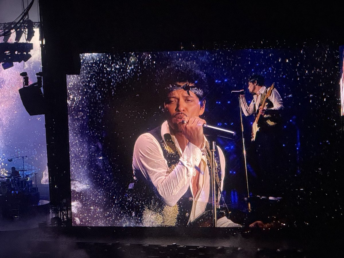 RoyalRebeller's tweet photo. @BrunoMars and #TheRomanticTourChicago owes me nothing! A time was had! 👏🏽👏🏽👏🏽🌹🌹🌹♥️♥️♥️ my heart is happy! Take your roses, Peter. https://t.co/qzr1aiNmz6
