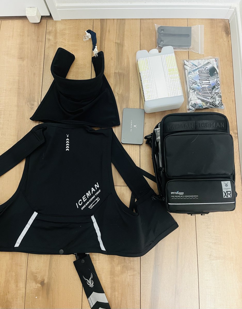 tachi__san's tweet photo. アイスマンXRとウォーターマグナムベスト届きました！

ベストはしっかり伸びるので178センチ男性標準体型で普通に着れました。腰装備のバックも思ったより小さい

25年度の古いウォーターマグナム(首用)も接続部分抜き差しすればベストに装着出来ます

これに上からXシェルター着るのが最強なのでは？ https://t.co/dS2OCJRnlq