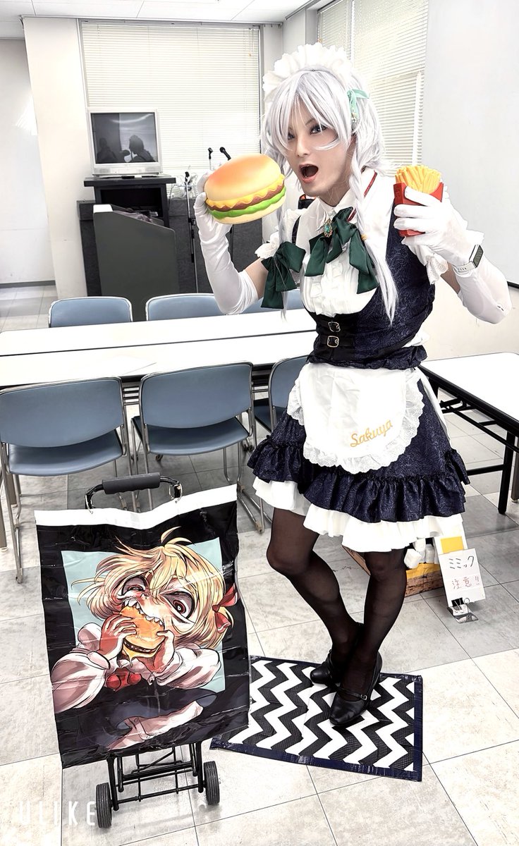 cosplay0419's tweet photo. マックを食す咲夜さん🍔 https://t.co/vQlo4LEMnN