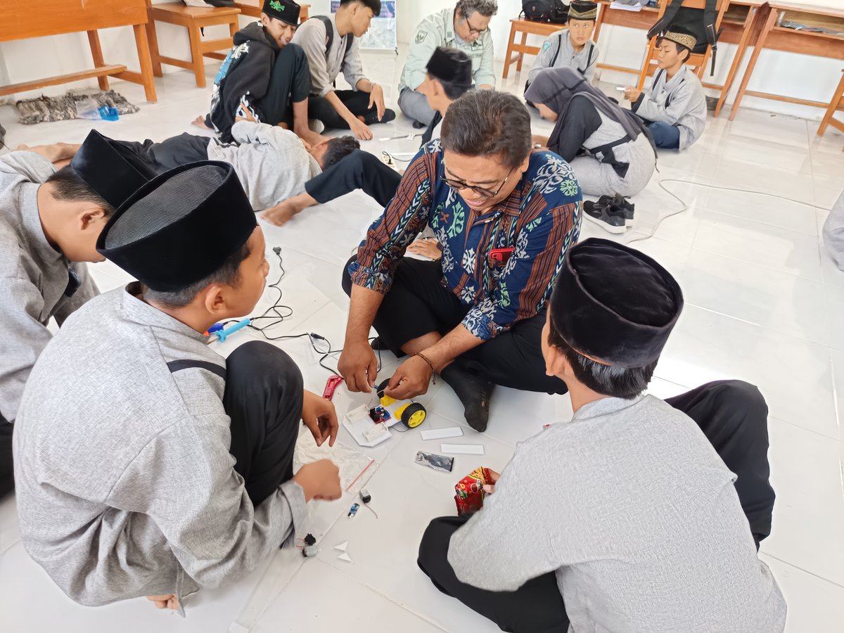 pak_dhe_must's tweet photo. Di sekolah, KSP kami maknai seperti ini: 
Kurikulum Merdeka = Android
SMP Islam Plus An Nahdliyah Gobang = Xiaomi
KSP An Nahdliyah Banget = MIUI 
Bebas ngatur urutan pembelajaran, tapi tetap nyambung ke CP nasional. Inilah merdeka yang kami wujudkan di Gobang.  #KSPAnNahdliyahBanget