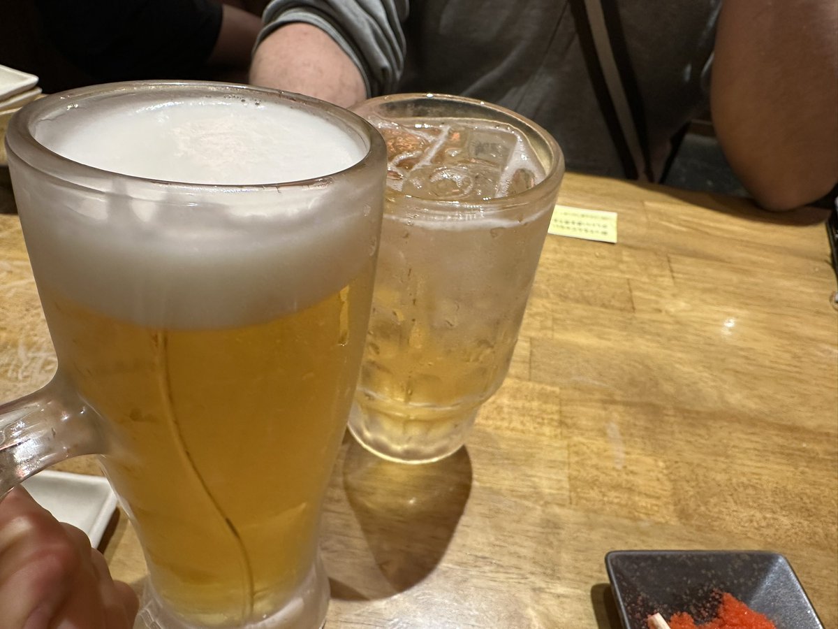 bass80t's tweet photo. 昨日はそらくんと久々飲み

ワシ友達が少ないのでたまに友達と飲み行ったりするのが楽しい

立ち飲み屋じゃけど座って飲むのがおじさんじゃのうと思うた2人です https://t.co/EkgYitPuv3