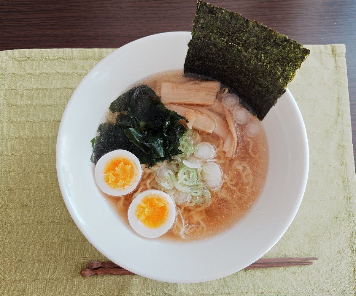 H_D_Hank's tweet photo. 物価高により、おうちラーメン率が高くなりまして、創味シャンタンをベースに、昆布出汁と貝出汁を合わせて「津軽海峡塩ラーメンという名で出てきそう」ラーメンの完成です。
#おうちごはん #ラーメン https://t.co/wR0wuDA9mA