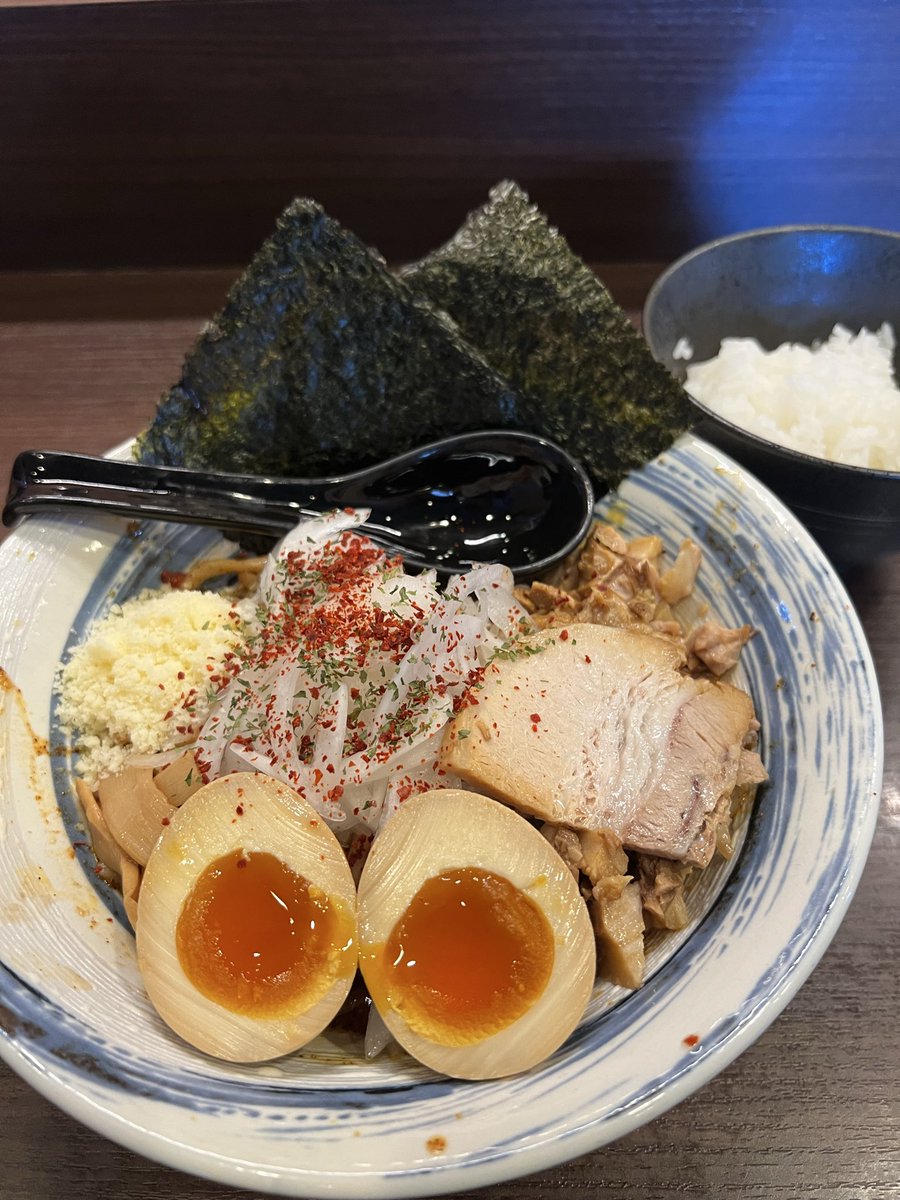 roof_worker's tweet photo. 山形市久保田
支那そば 無双庵さん

限定麺
🌶️チリトマト汁無し🍅
無双のtp
半ライス

🌶️チリトマト🍅のタレが絡まった
太麺をリフトして豪快に啜る👀
なんじゃコレは...
めちゃくちゃうまい🤩
自家製レモスコをかけると
爽やかに味変してなおうまい😋
ライスをよく絡めて割スープで〆☺️
ごちそう様🙏 https://t.co/Hu5LoE6i8u