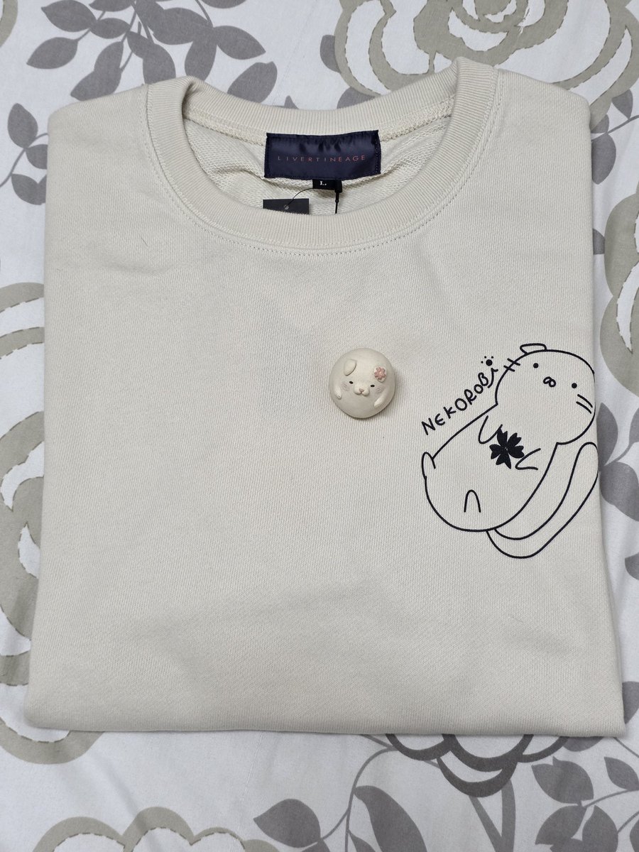 MapleStyle0726's tweet photo. 千依聯名的運動服寄到台灣了，好耶✨️
L尺寸對我來說剛剛好，而且穿起來很舒服，我很喜歡😸
米色加上櫻花粉的配色，簡直絕配🐾🌸
貓貓萬歲🐈
而且還順利買到超稀有的日本楓之谷音樂會的殺人鯨立牌，簡直開心得不得了哈哈。
#チヨチャンネル 
#楓之谷 #メイプルストーリー 
#메이플스토리 #Maplestory https://t.co/al9HZhmkZv