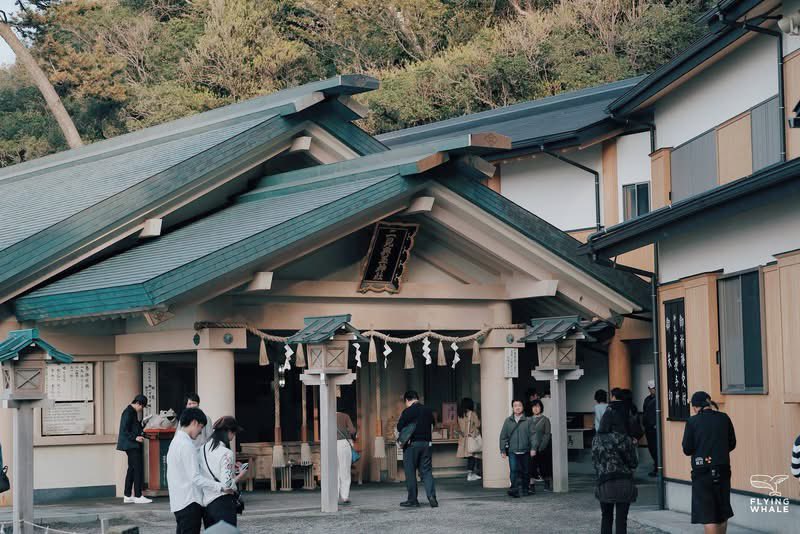 flyingwhalemag's tweet photo. Meoto Iwa, จ. Mie 

Meoto Iwa คือ โขดหิน 2 ก้อน ที่ตั้งอยู่ในทะเลแห่งอ่าวอิเสะ จังหวัดมิเอะ ภูมิภาคคันไซ โดยหินก้อนใหญ่มีชื่อเรียกว่า “อิซะนะงิ” (เทพเจ้าแห่งท้องฟ้าและสรวงสวรรค์) เปรียบเสมือนสามี ด้านบนมีเสาโทริอิขนาดเล็กตั้งอยู่ ส่วนหินก้อนเล็กนั้น มีชื่อเรียกว่า “อิซะนะมิ” (เทพีแห่งโลกและผืนแผ่นดิน) เปรียบเป็นภรรยา ที่ครองคู่แต่งงานกันโดยมีเชือกฟางที่ใช้ในพิธีของศาสนาชินโตคล้องบนยอดระหว่างหินทั้งสอง สถานที่แห่งนี้จึงเป็นที่นิยมของคู่รักในการมาขอพรให้รักกันยืนยาว และคนโสดในการมาขอพรให้ได้เจอเนื้อคู่นั่นเอง