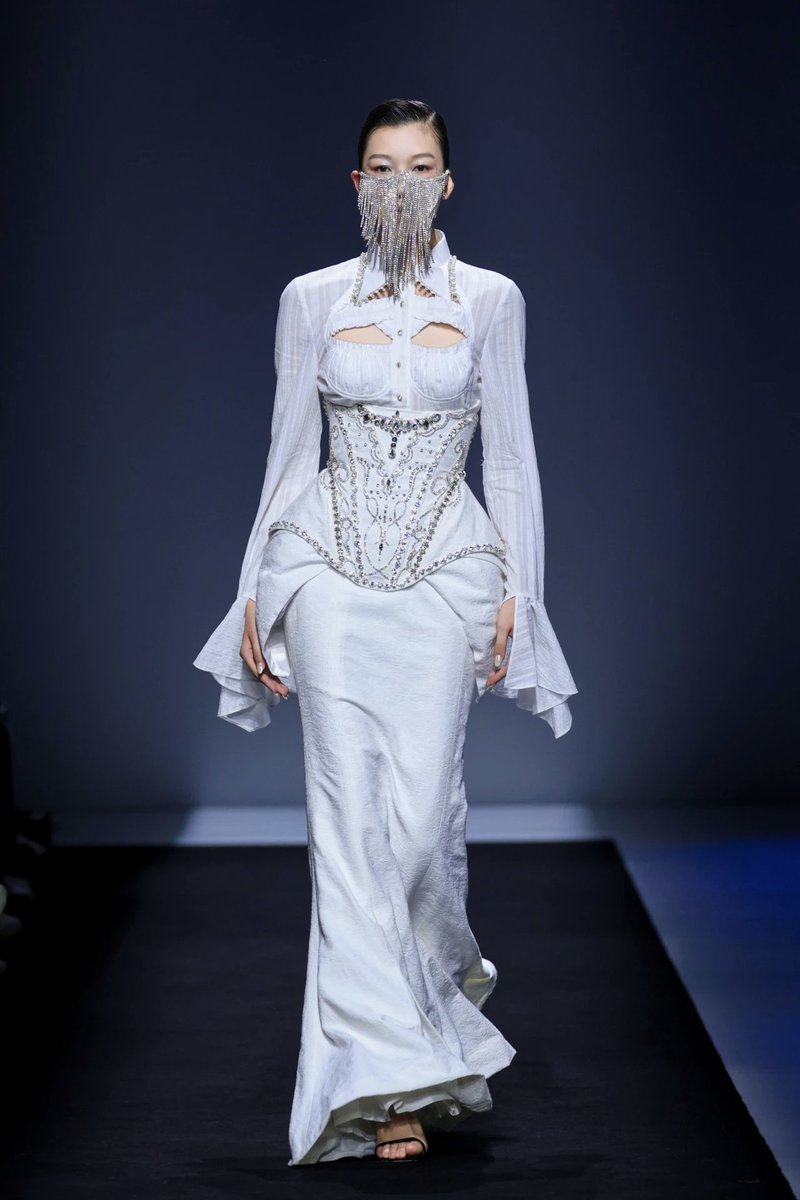 Scarlett200061's tweet photo. Luxun Academy “Vientiane” just blew my mind at China Graduate Fashion Week 🔥
#ChineseDesign #798ArtDistrict #FashionDrop #LuxunDesign #RunwayMagic https://t.co/33I8iuZ3sK