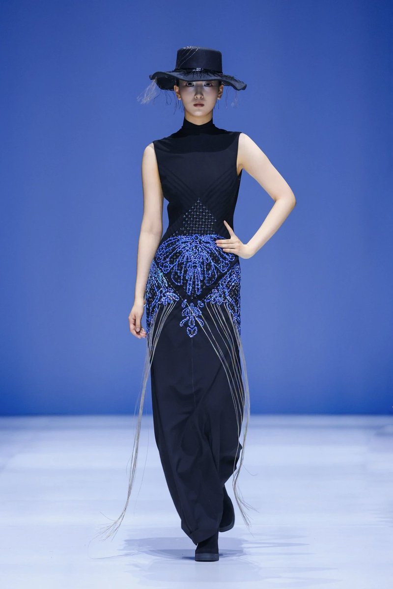 Scarlett200061's tweet photo. Luxun Academy “Vientiane” just blew my mind at China Graduate Fashion Week 🔥
#ChineseDesign #798ArtDistrict #FashionDrop #LuxunDesign #RunwayMagic https://t.co/33I8iuZ3sK