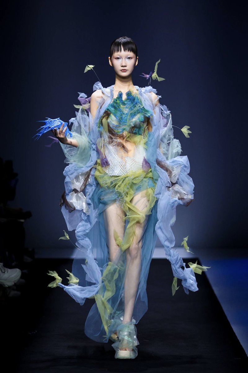 Scarlett200061's tweet photo. Luxun Academy “Vientiane” just blew my mind at China Graduate Fashion Week 🔥
#ChineseDesign #798ArtDistrict #FashionDrop #LuxunDesign #RunwayMagic https://t.co/33I8iuZ3sK