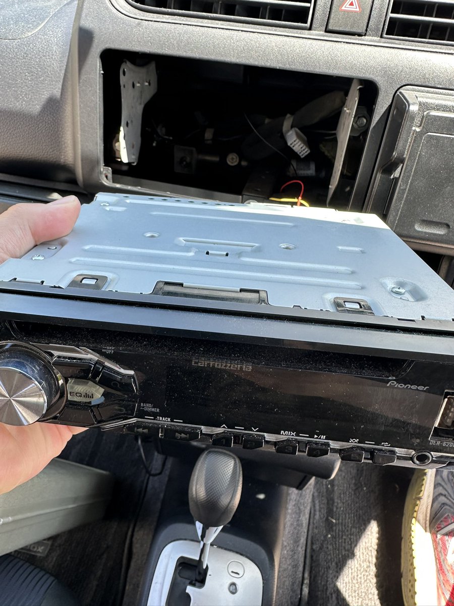 mahineko's tweet photo. 無事オーディオも取り外したので、これで納車準備はほぼ完了。
あとは来週車持っていく＋受取るだけ…… https://t.co/EpGPXAHiSA
